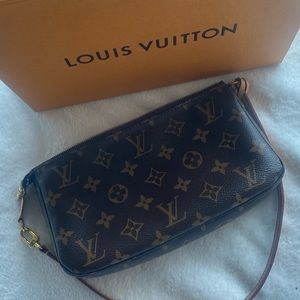 Louis Vuitton Pochette Accessoires *Authentic & Excellent Condition*